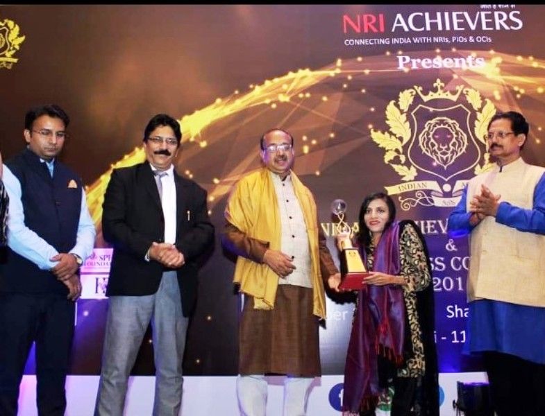 Ira Singhal receiving Achiever's Award