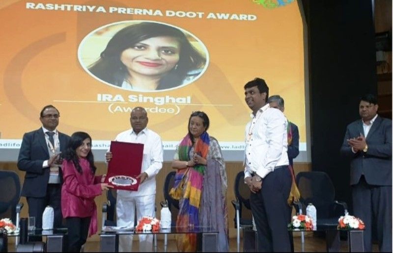Ira Singhal receiving the Prernadoot Award