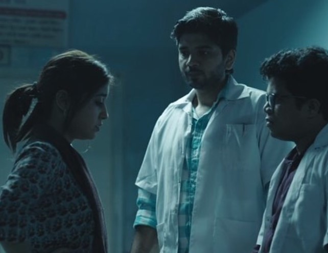 Ishan Mishra (middle) in a still from the web series Laakhon Mein Ek