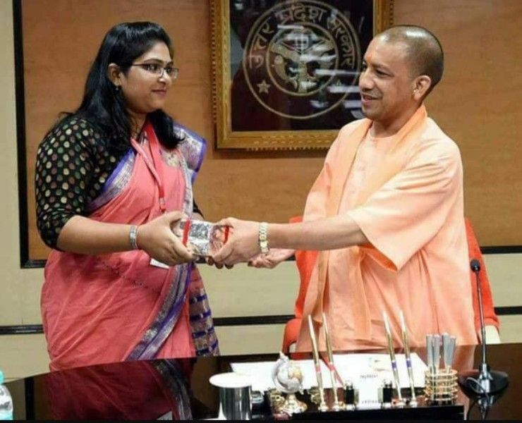 Jyoti Maurya with Yogi Adityanath after her appointment as Kaushambi Deputy Collector