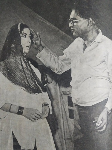 Kamal Amrohi on the sets of a film