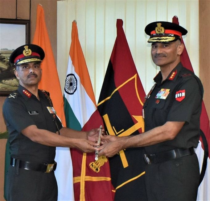 Lt Gen Manoj Kumar Katiyar accepting the baton of command of 1 Corps from Lt Gen C. P. Cariappa