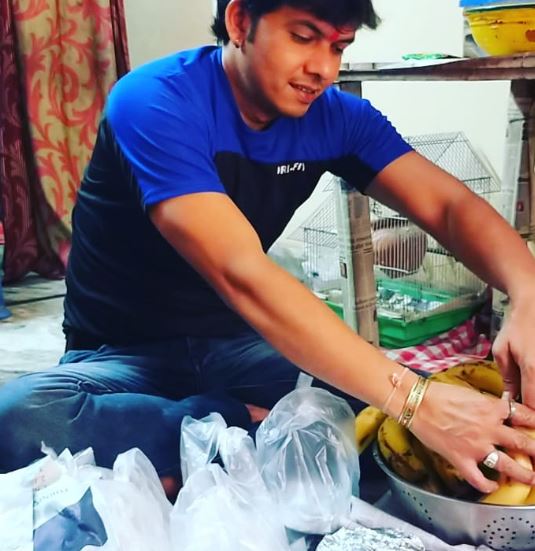 Mahesh Pandey arranging food for the needy