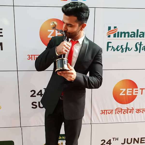 Manit Joura while holding the Gold Award 2018