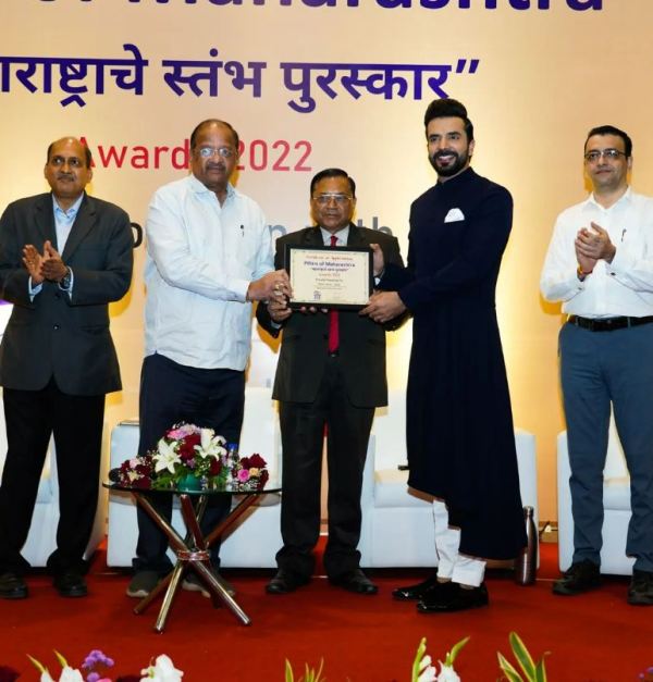 Manit Joura while receiving the Pillars of Maharashtra Award 2022