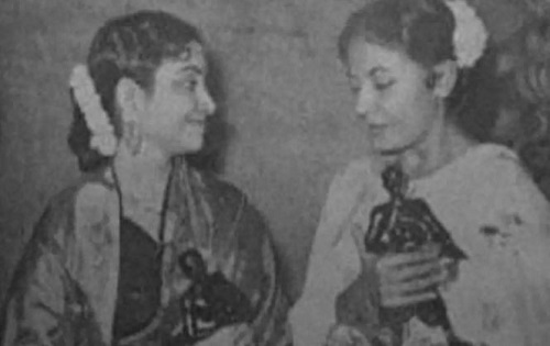 Meena Kumari with her Bengal Film Journalist Award