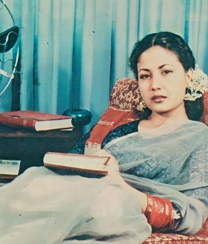 Meena Kumari with her books
