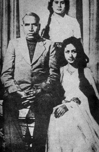 Meena Kumari with her father and sister Madhu (standing)