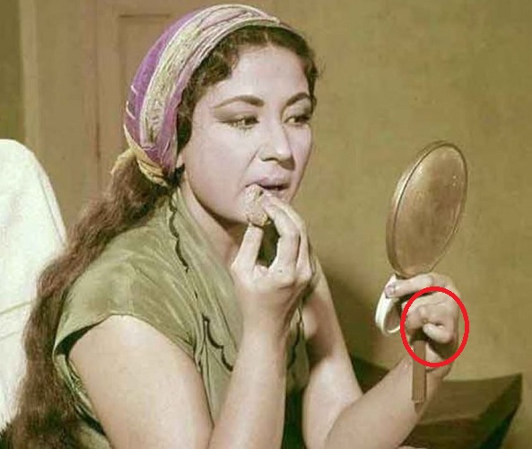Meena Kumari's crooked finger of the left hand