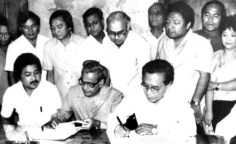 Mizo National Front (MNF) leader – Laldenga, Mizoram Chief Secretary (CS) – Lalkhama, and Home Secretary – RD Pradhan signing the Mizo Peace Accord on 30 June 1986