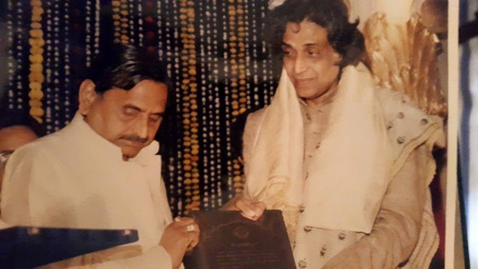 Muzaffar Ali receiving the Yash Bharati Award
