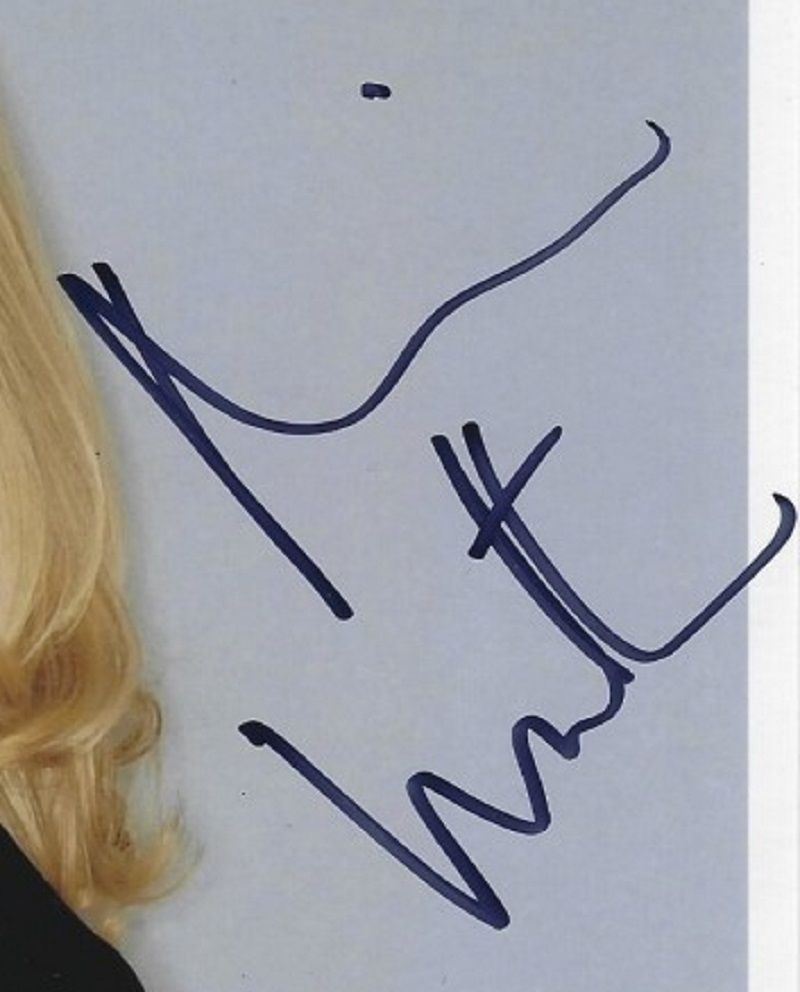 Naomi Watts' signature
