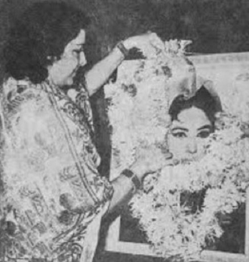 Nargis Dutt during the prayer meet of Meena Kumari