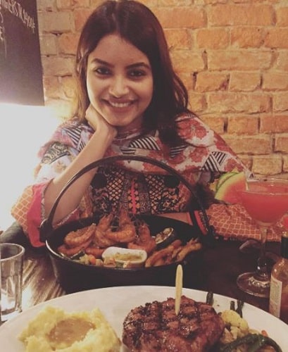 Nazifa Tushi at a restaurant