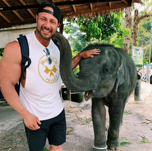Noel Deyzel with an elephant