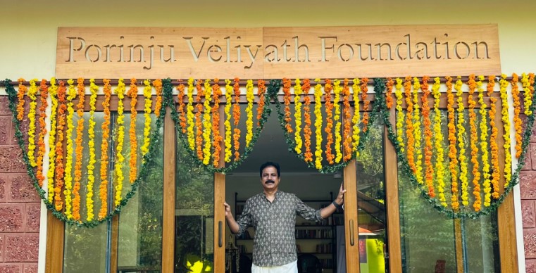 Porinju Veliyath posing outside his Porinju Veliyath Foundation