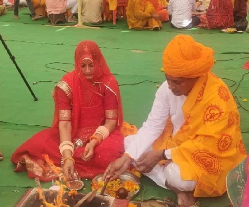 Rajendra Singh Gudha performing hawan with his wife