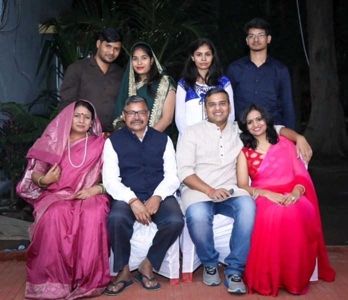 Ranu Sahu, her husband, Jai Prakash Maurya, her father, Arun Sahu, her mother, Lakshmi Sahu (sitting, R-L), her brother-in-law, her sister, her sister-in-law, Shalini Sahu, her brother, Piyush Sahu (standing, R-L)