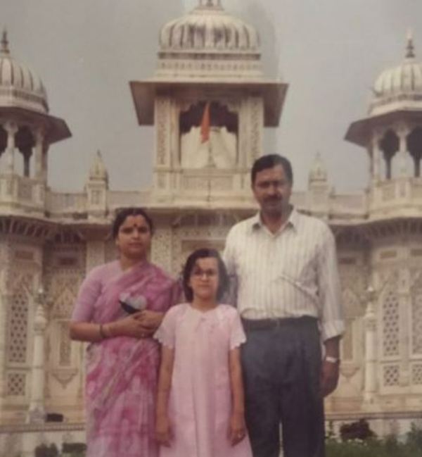 Rupa Singh's childhood picture with her parents