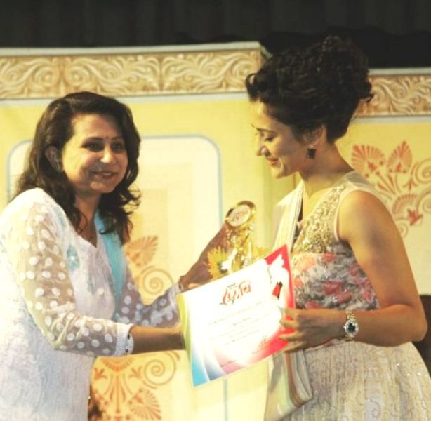 Rutuja Shinde (right) receiving Stree Shakti Award