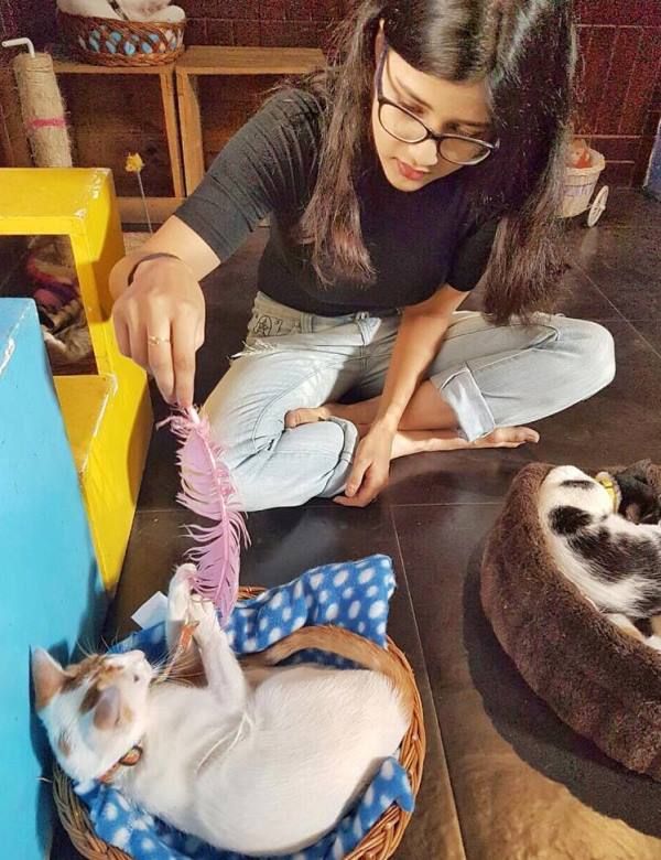 Samridhi Shukla while playing with a cat