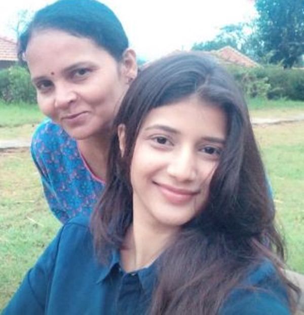 Samridhi Shukla with her mother
