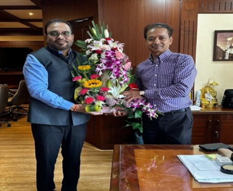 Sanjeev Jaiswal (L) while taking over as MHADA vice president and CEO in Mumbai