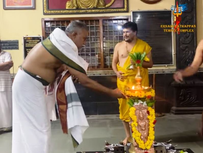 Sarasa Venkatanarayana Bhatti offering his prayers at Hanuman Kovil temple in Ernakulam