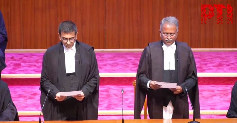 Sarasa Venkatanarayana Bhatti taking oath as a Judge of the Supreme Court of India on 14 July 2023 in presence of CJI DY Chandrachud