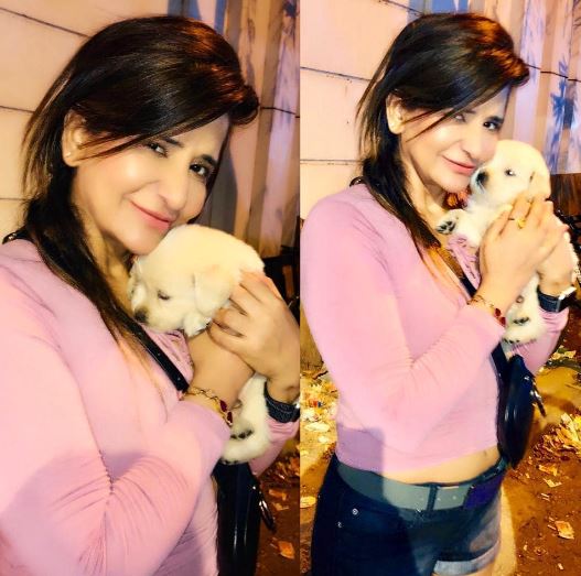 Saru Maini posing with a puppy