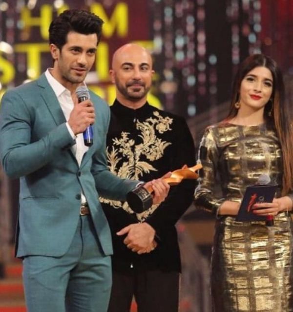 Shahzad Noor after receiving award at HUM Style Award 2016