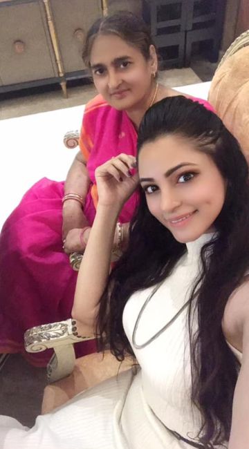 Shilpi Sharma with her mother