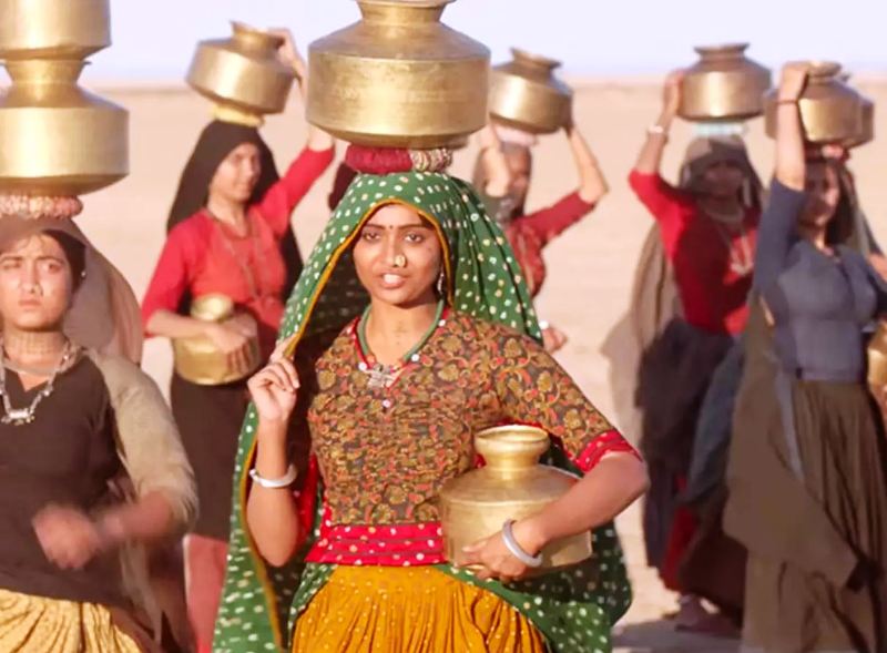 Shraddha Dangar as Manjhri in Hellaro (2019)