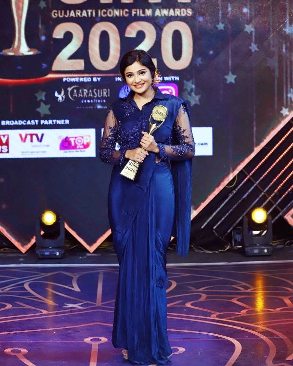 Shraddha Dangar posing with Jury Special Best Actress Award at Gujarati Iconic Film Awards (2020))