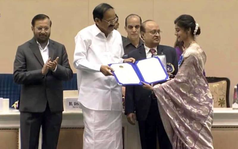 Shraddha Dangar receiving the National Film Award – Special Jury Award for her role of Manjhri in Hellaro (2019)