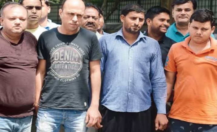 Special cell team along with four arrested international drug cartel members, including Abu Aslam Qasim Azmi (in black T-shirt)
