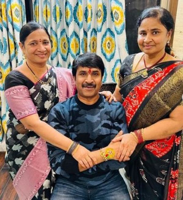 Srinivasa Reddy with his sisters