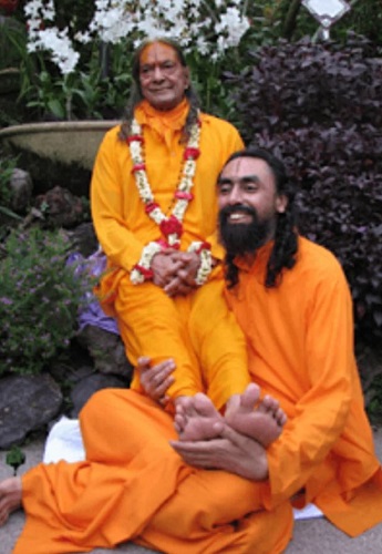 Swami Mukundananda and Jagadguru Shri Kripalu Ji Maharaj