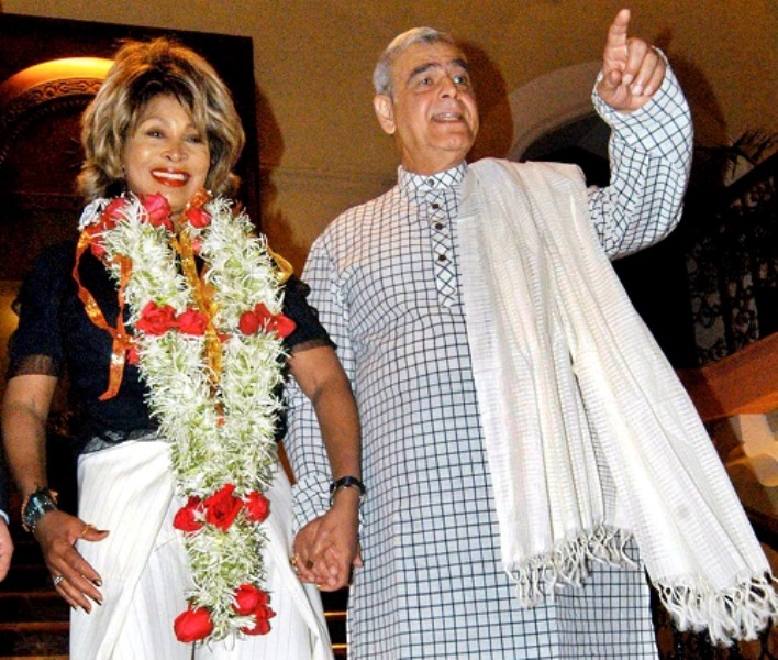 Tina Turner with Ismail Merchant, during 'The Goddess' movie's preparation in India