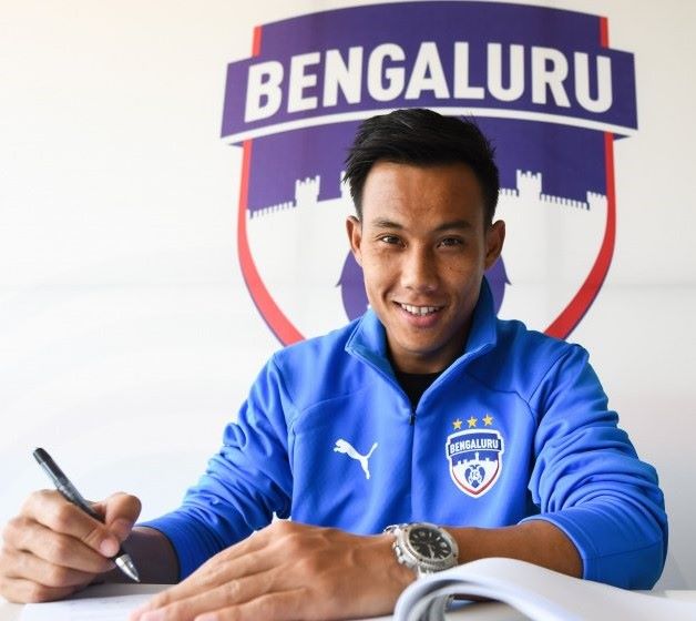 Udanta Singh signing the contract with Bengaluru FC