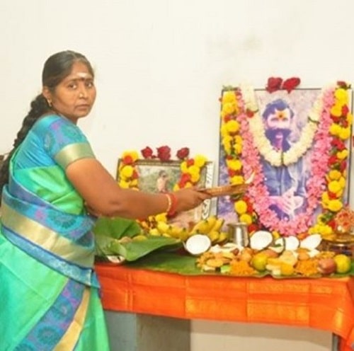 Muthulakshmi with Veerappan's photo