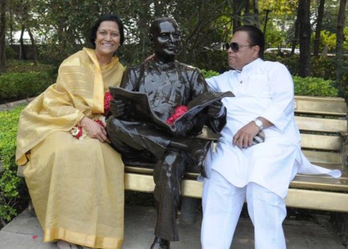 Vijay Darda and his wife, Jyotsna Darda, at Prerna Sthal with the statue of his father, Jawaharlal Darda