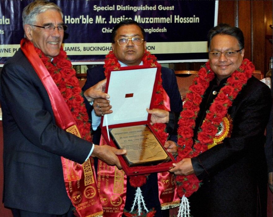 Vijay Darda being awarded by then International Jurist Award (2011) by President of the Supreme Court of the UK, Rt. Hon. Lord Philips