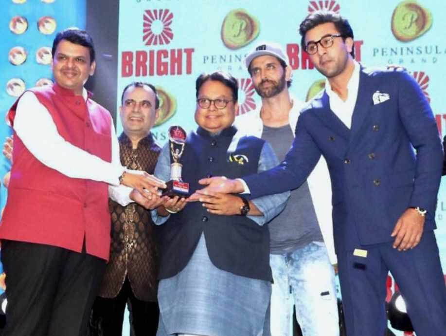 Vijay Darda being awarded the Global Achiever (Best Politician) Award