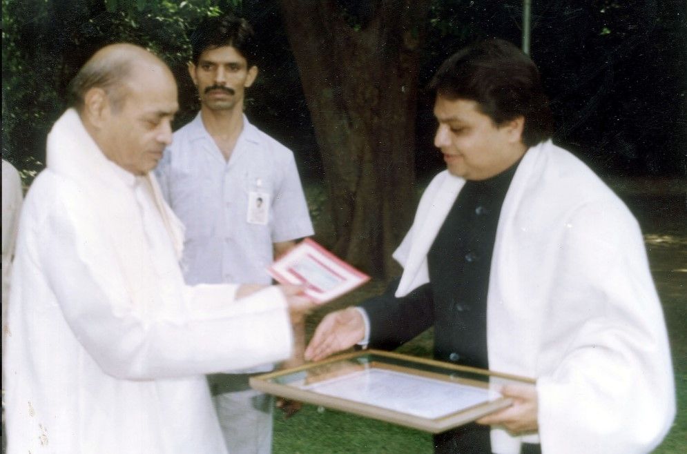 Vijay Darda being felicitated by P. V. Narsimha Rao