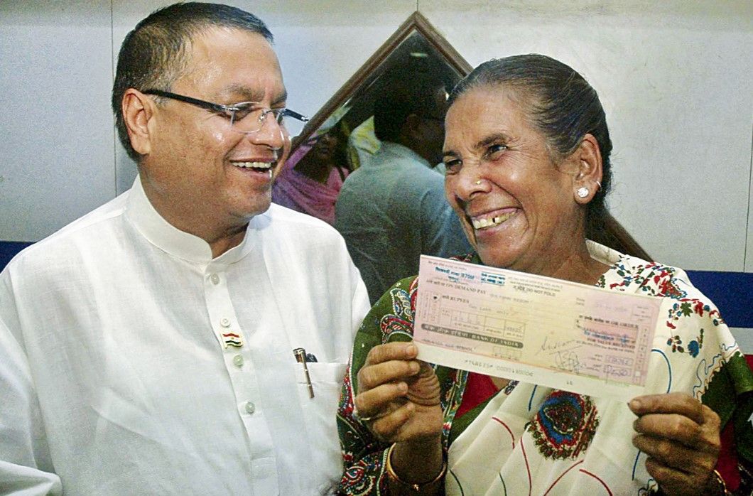 Vijay Darda giving Rs 2 lakhs cheque to great grand daughter-in-law of India’s last Mughal Emperor Bahadurshah Zafar, Sultana Begum