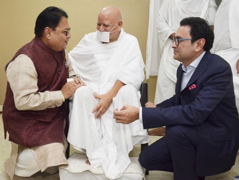 Vijay Darda (left) talking to a Jain saint