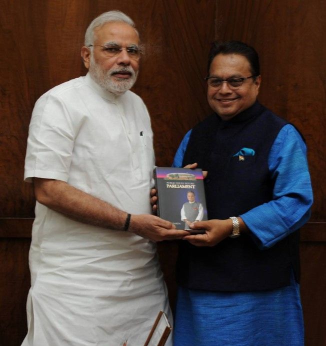 Vijay Darda presenting his book to Narendra Modi (left)