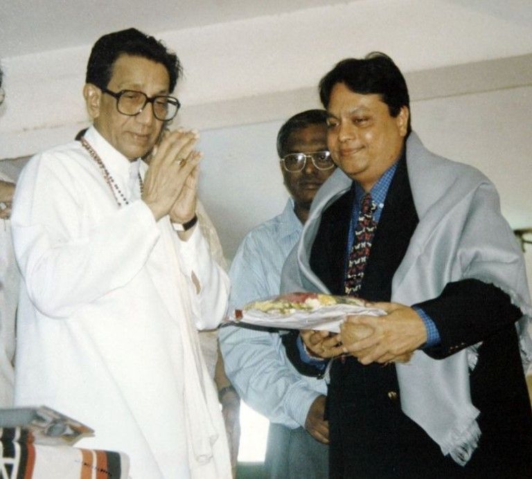 Vijay Darda with Bal Thackeray during a social program