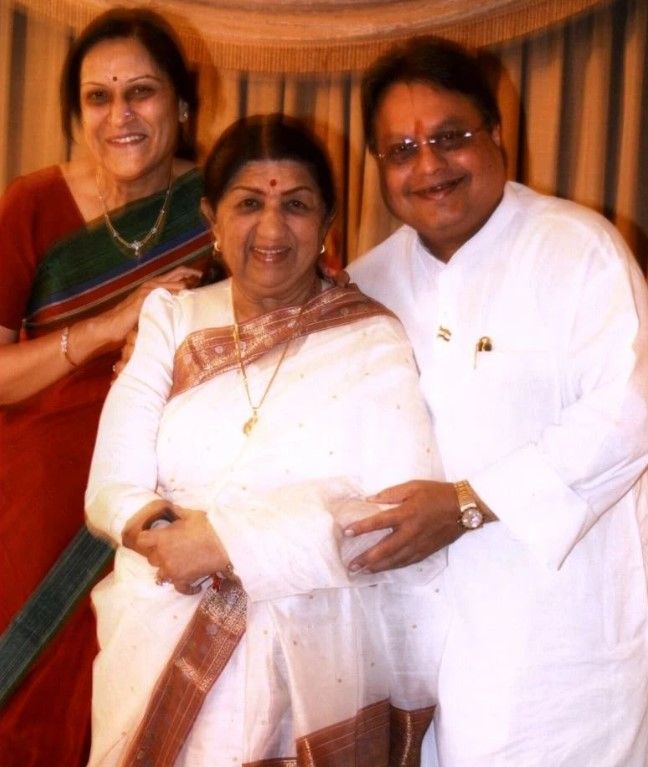 Vijay Darda with Lata Mangeshkar (centre) and his wife, Jyotsna Darda (left)